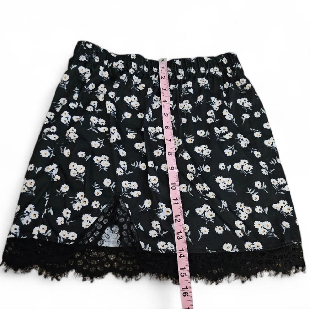 NWOT- Eyelash Lace Hem Daisy Floral Mini Skirt - Picture 8 of 10